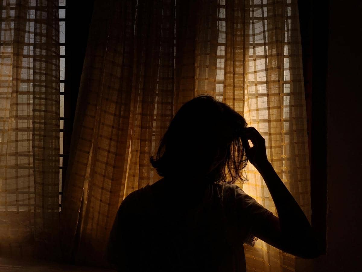 ilustrasi seorang perempuan tengah melamun