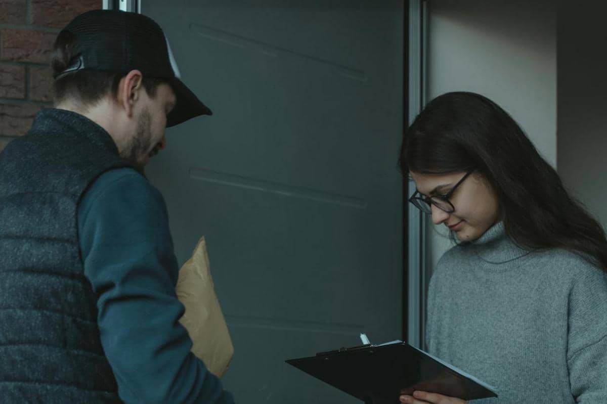 ilustrasi field surveyor/ enumerator 