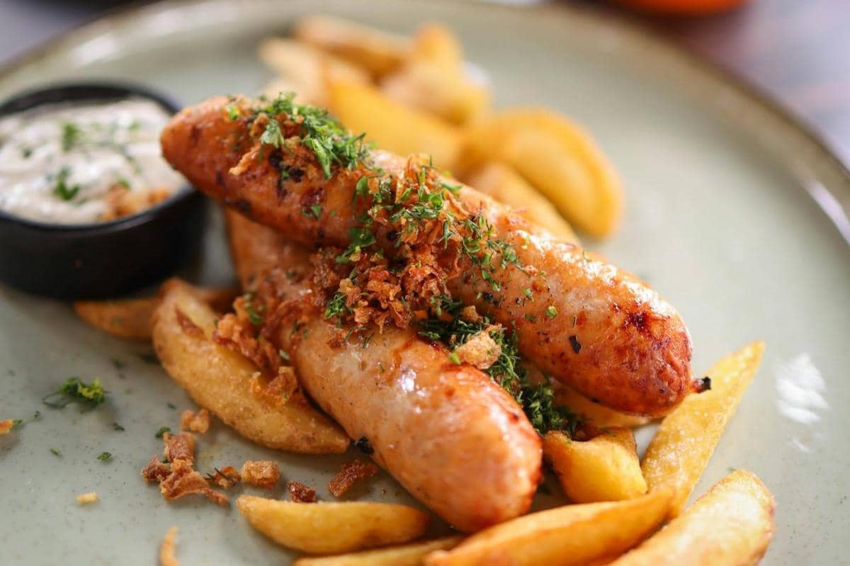 ilustrasi sosis bakar saus mentega bawang