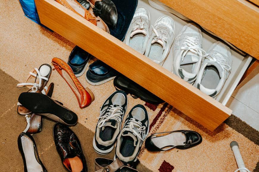 ilustrasi rak sepatu tertutup