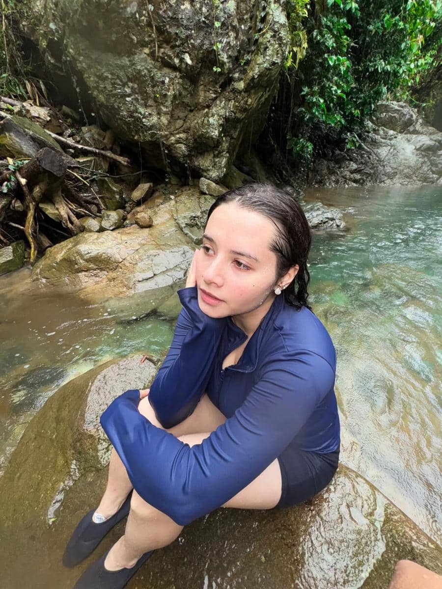Jovita Karen ke Curug Cibaliung bareng sahabat.