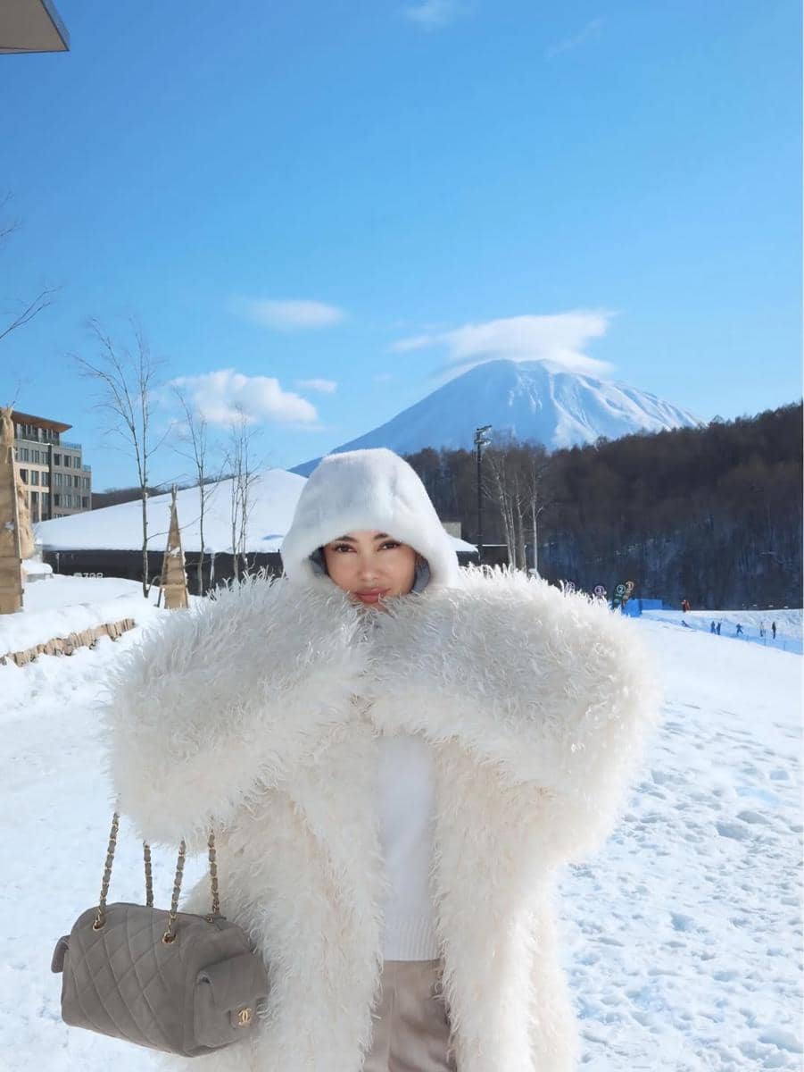 Cathy Sharon menikmati salju di Hokkaido.