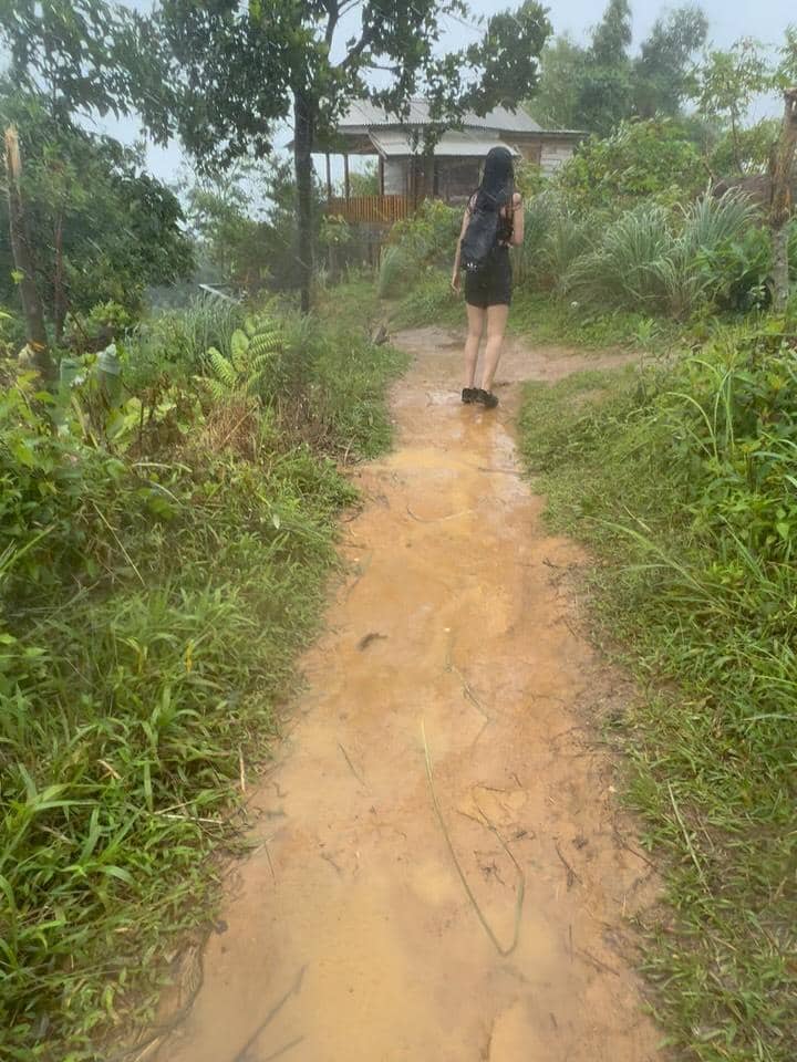 Jovita Karen ke Curug Cibaliung bareng sahabat.