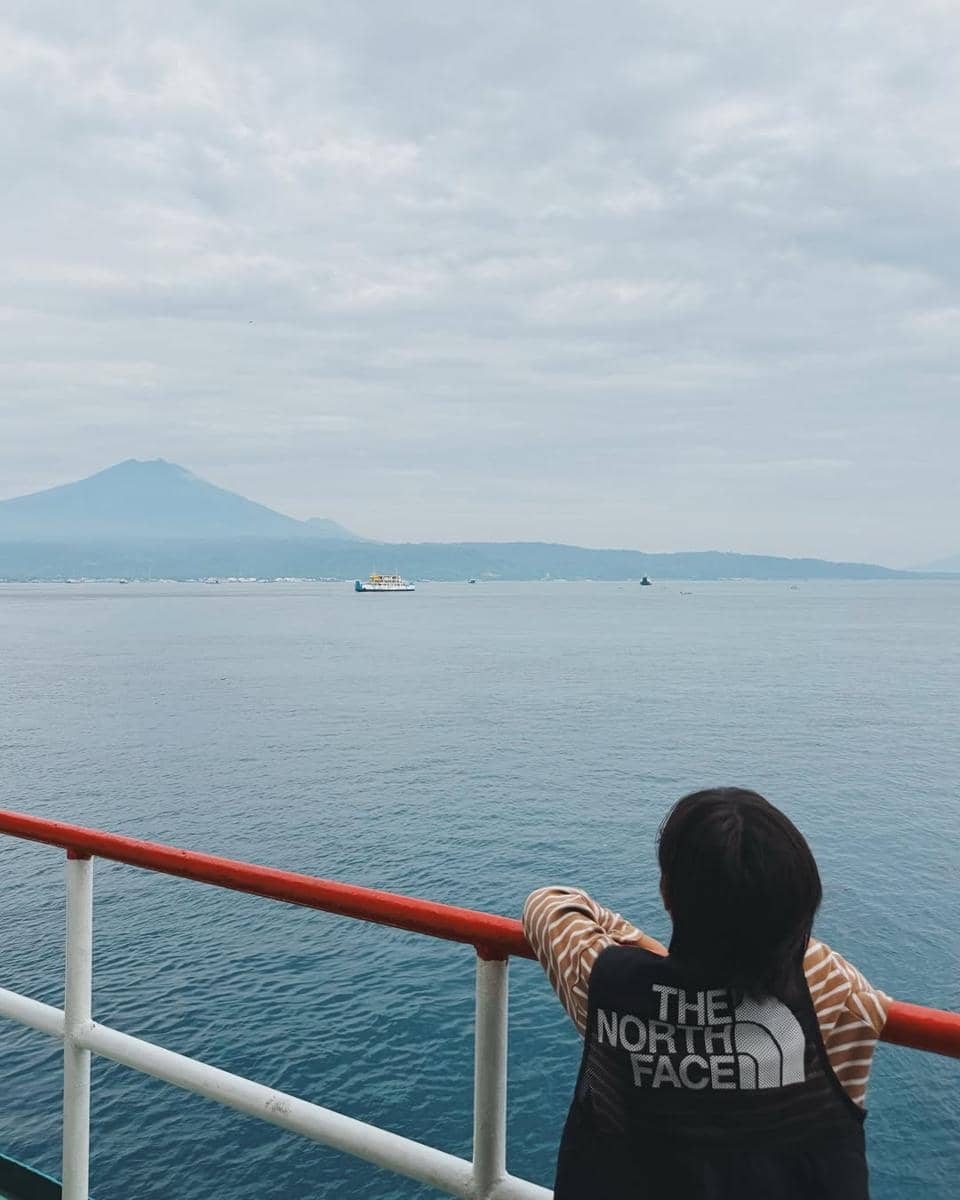 Keluarga Ayudia Bing Slamet naik kapal di Selat Bali.