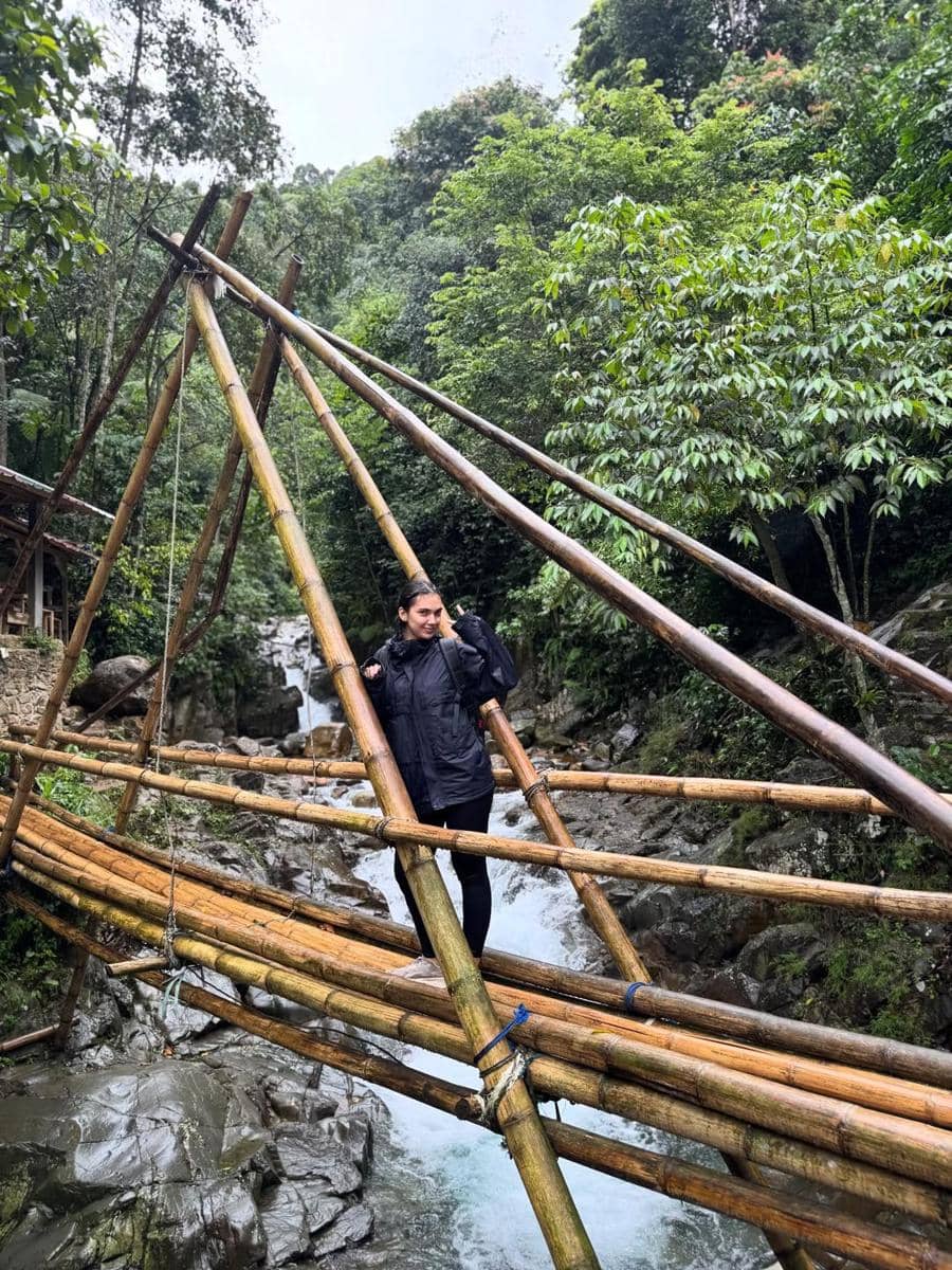 Jovita Karen ke Curug Cibaliung bareng sahabat.