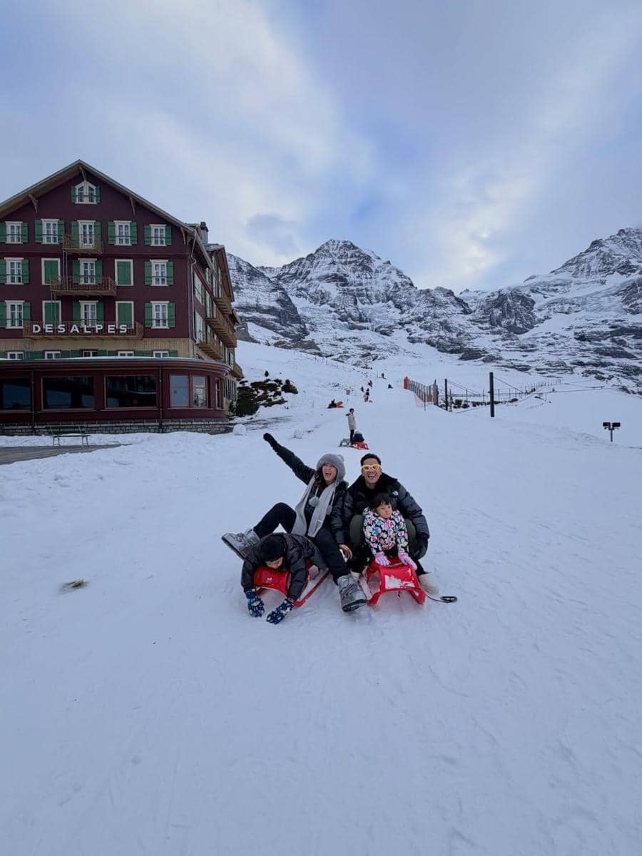 Keluarga Arief Muhammad main salju di Jungfraujoch