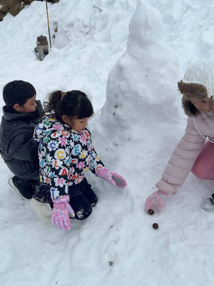 Keluarga Arief Muhammad main salju di Jungfraujoch