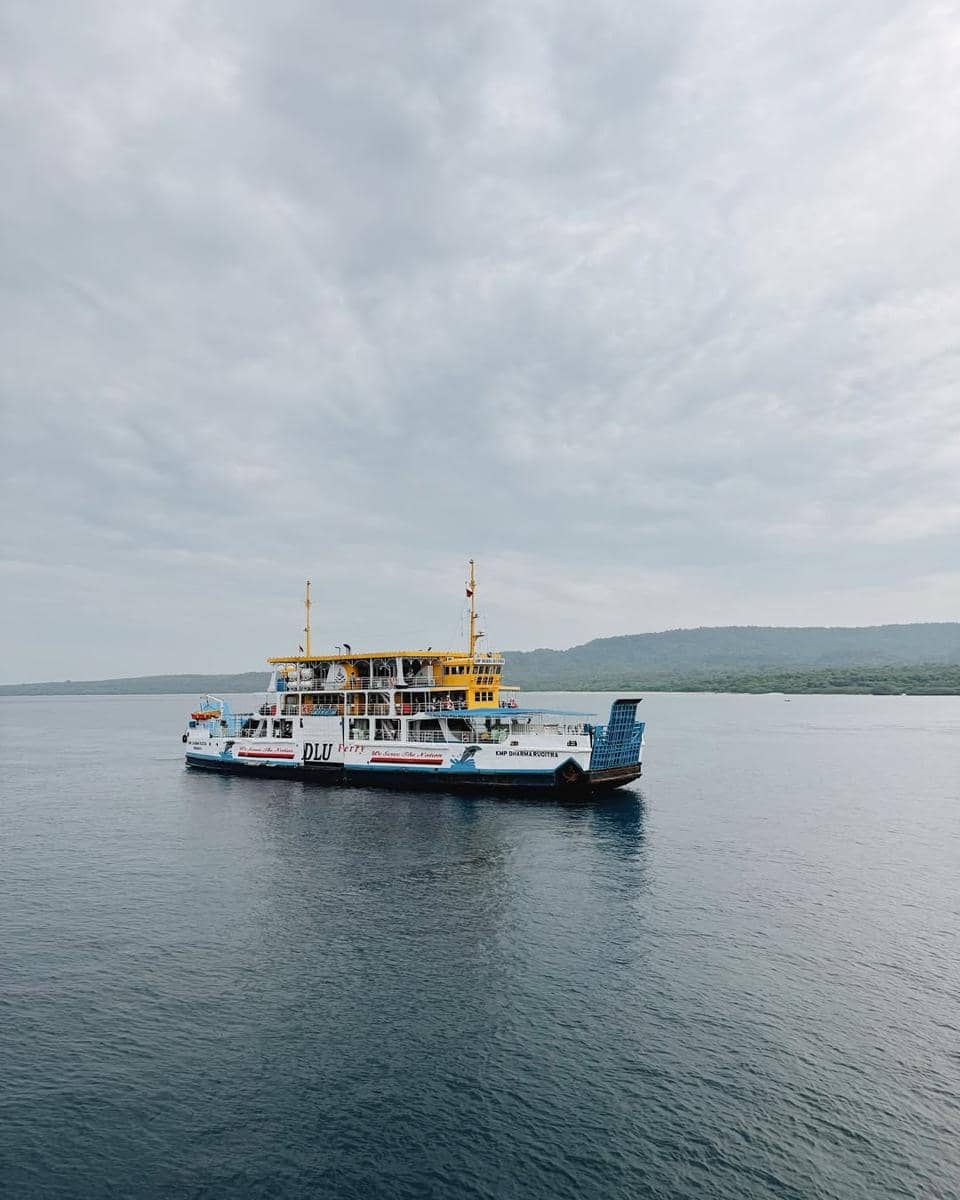 Keluarga Ayudia Bing Slamet naik kapal di Selat Bali.