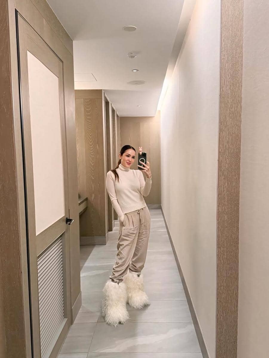 Cathy Sharon menikmati salju di Hokkaido.