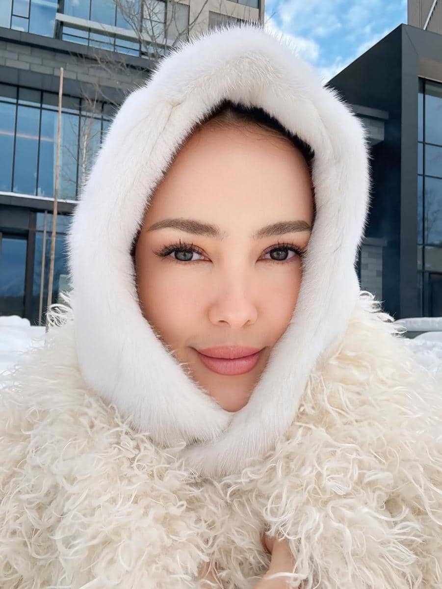 Cathy Sharon menikmati salju di Hokkaido.