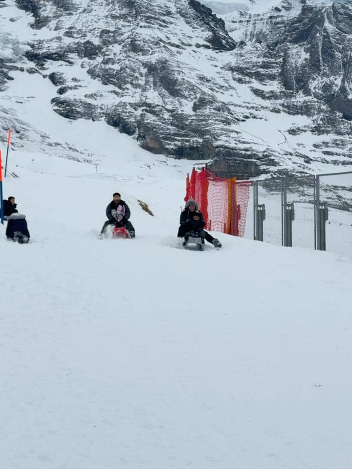 Keluarga Arief Muhammad main salju di Jungfraujoch