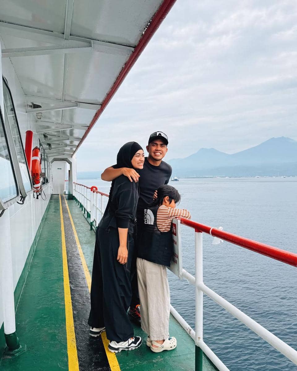 Keluarga Ayudia Bing Slamet naik kapal di Selat Bali.