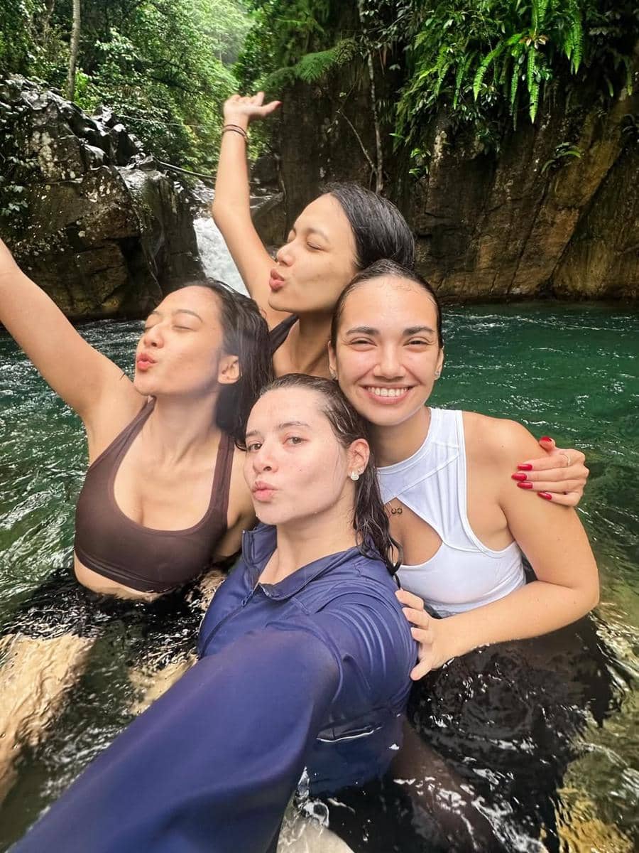 Jovita Karen ke Curug Cibaliung bareng sahabat.