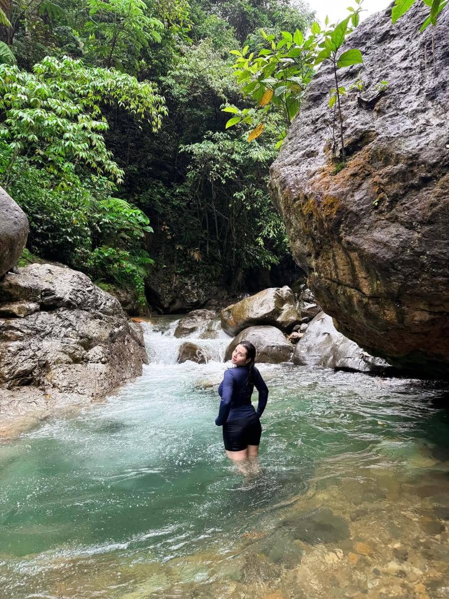 Jovita Karen ke Curug Cibaliung bareng sahabat.
