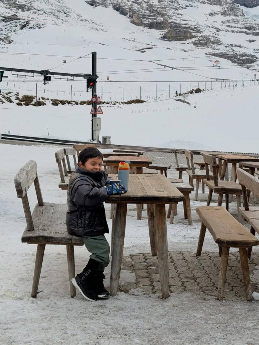 Keluarga Arief Muhammad main salju di Jungfraujoch