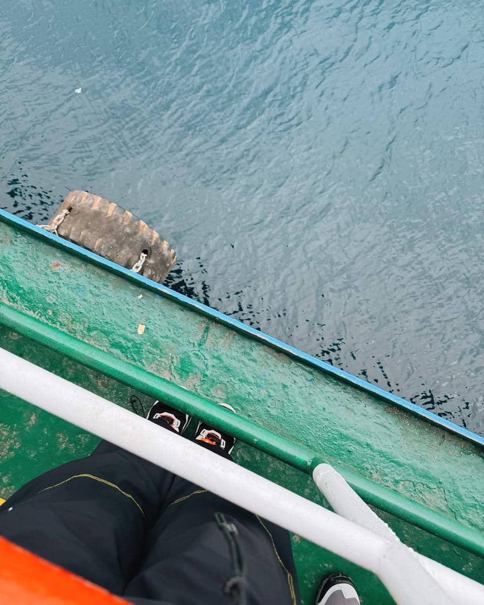 Keluarga Ayudia Bing Slamet naik kapal di Selat Bali.