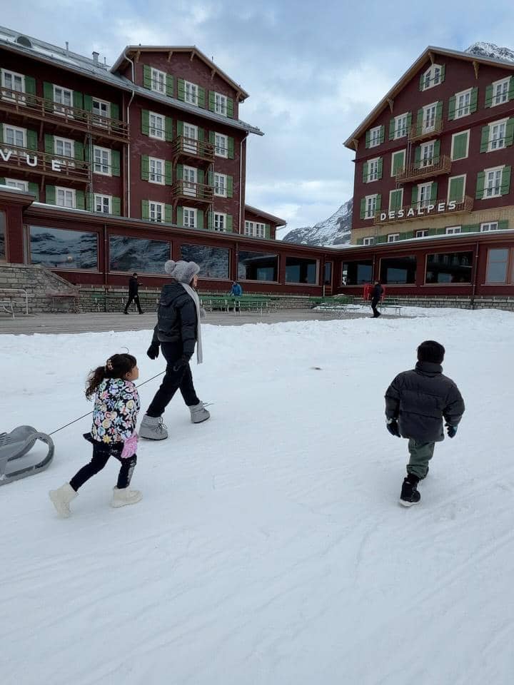 Keluarga Arief Muhammad main salju di Jungfraujoch