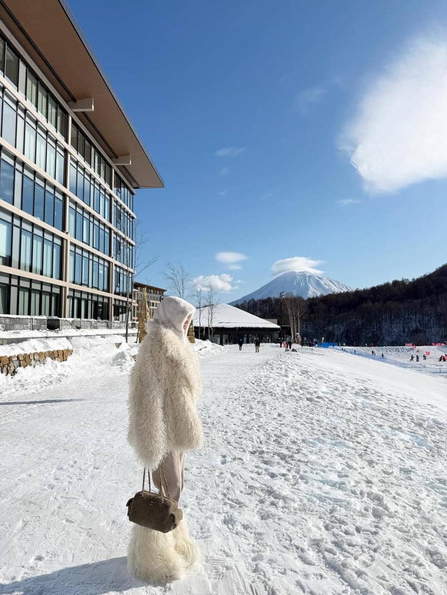 Cathy Sharon menikmati salju di Hokkaido.