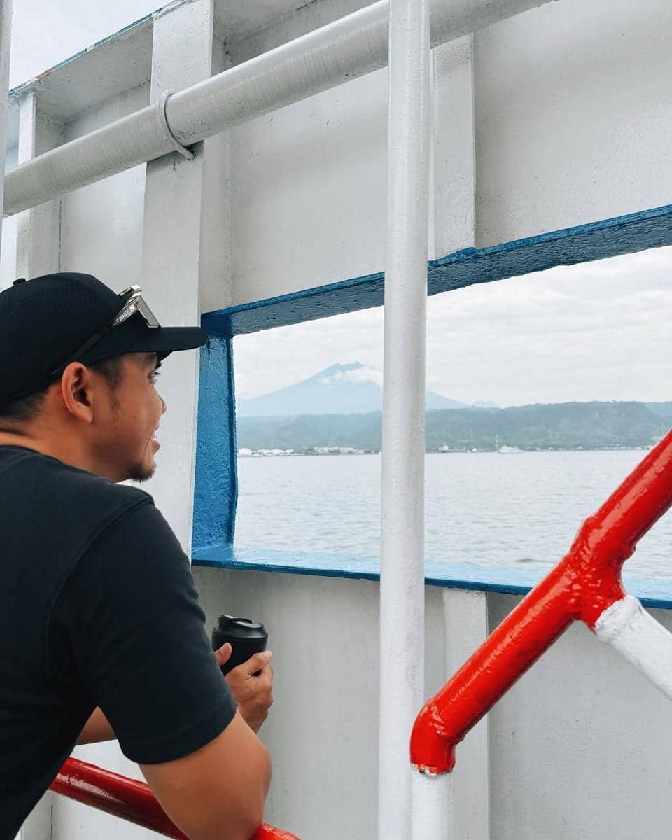 Keluarga Ayudia Bing Slamet naik kapal di Selat Bali.