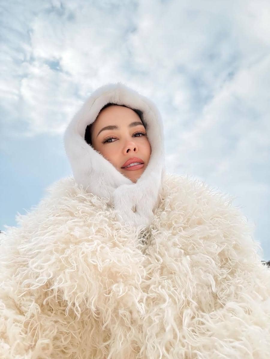 Cathy Sharon menikmati salju di Hokkaido.