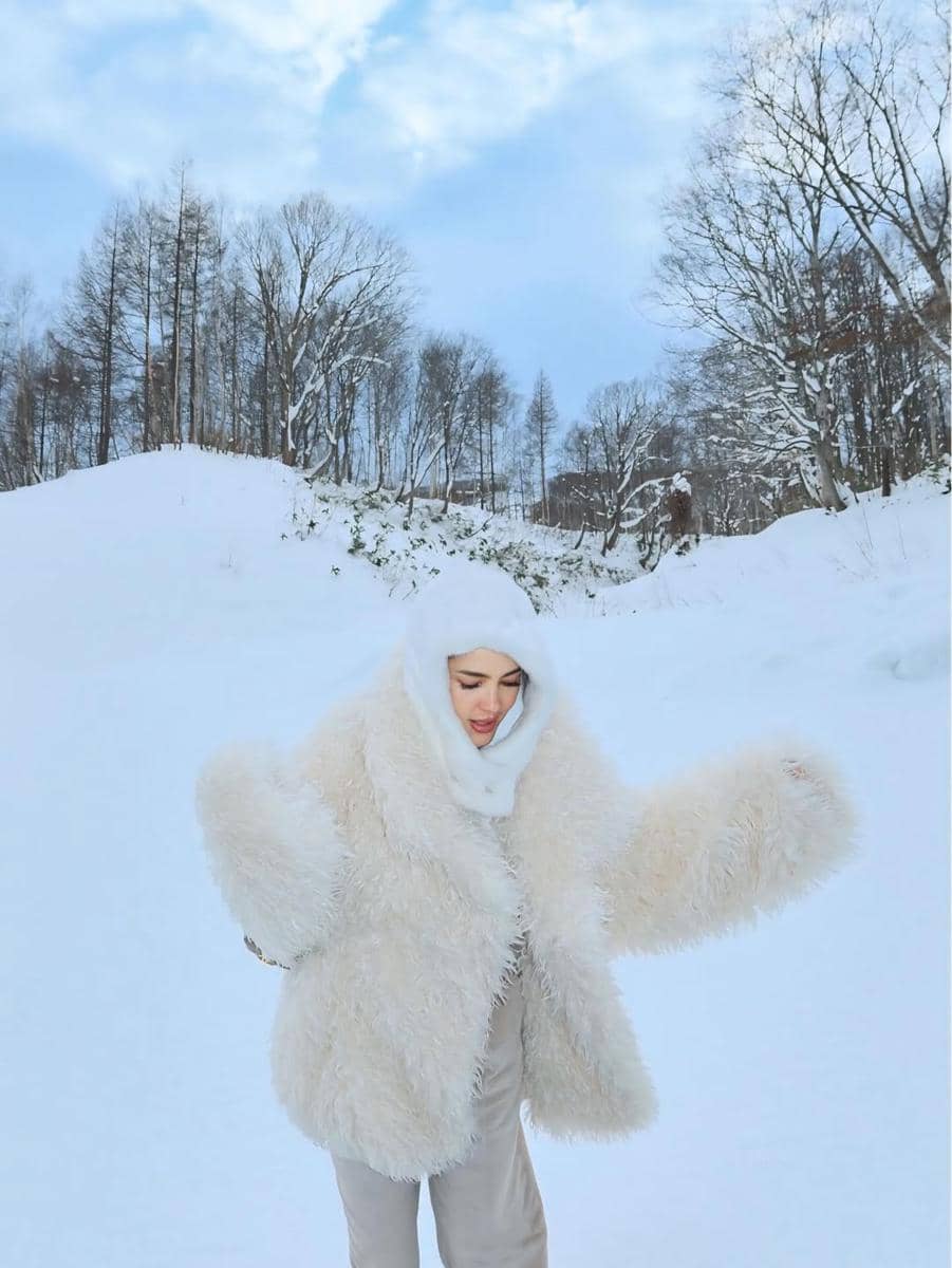 Cathy Sharon menikmati salju di Hokkaido.