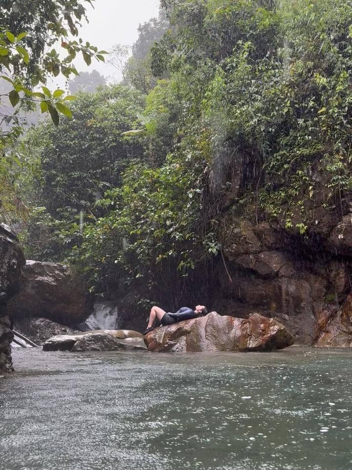 Jovita Karen ke Curug Cibaliung bareng sahabat.