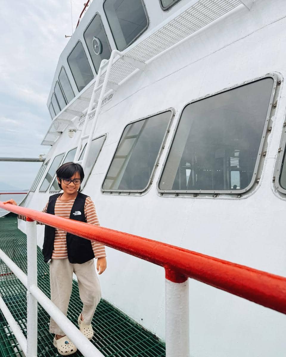 Keluarga Ayudia Bing Slamet naik kapal di Selat Bali.
