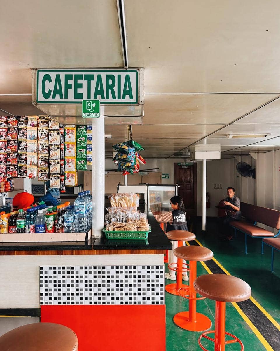 Keluarga Ayudia Bing Slamet naik kapal di Selat Bali.