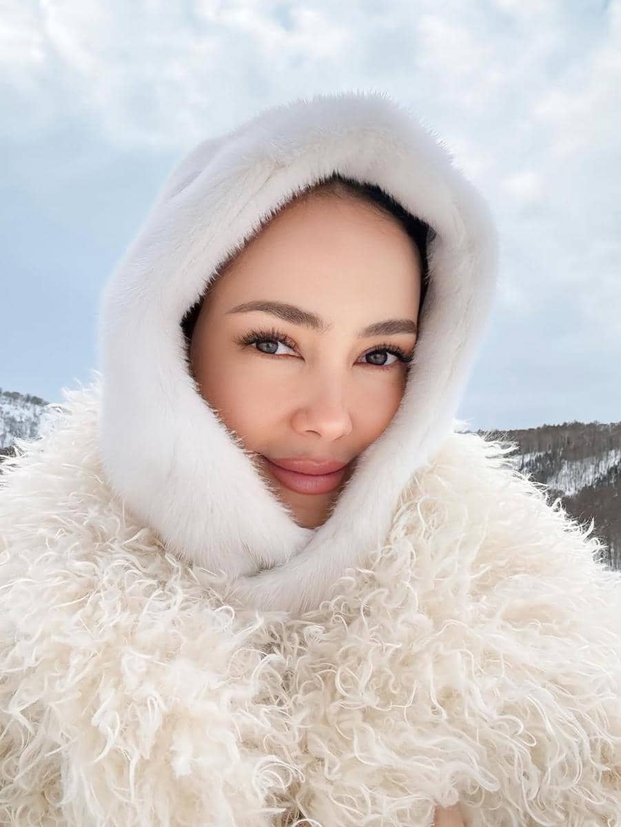 Cathy Sharon menikmati salju di Hokkaido.