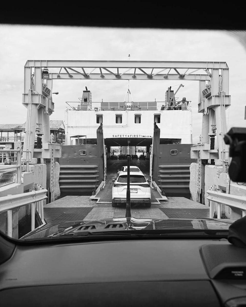 Keluarga Ayudia Bing Slamet naik kapal di Selat Bali.