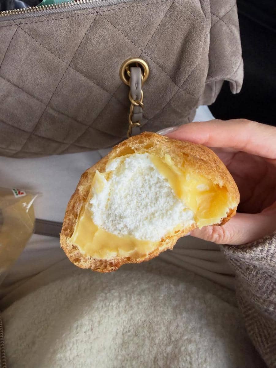 Cathy Sharon menikmati salju di Hokkaido.