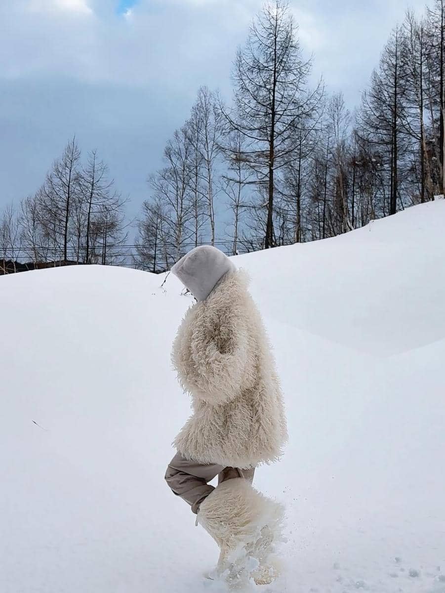 Cathy Sharon menikmati salju di Hokkaido.