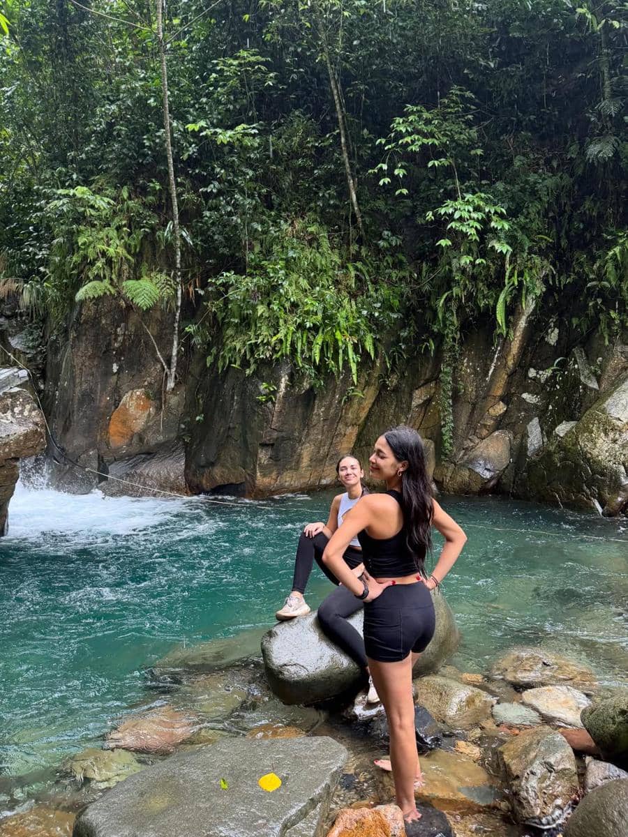 Jovita Karen ke Curug Cibaliung bareng sahabat.