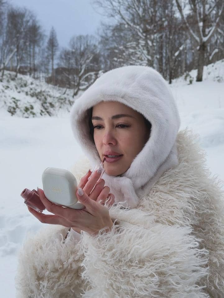 Cathy Sharon menikmati salju di Hokkaido.