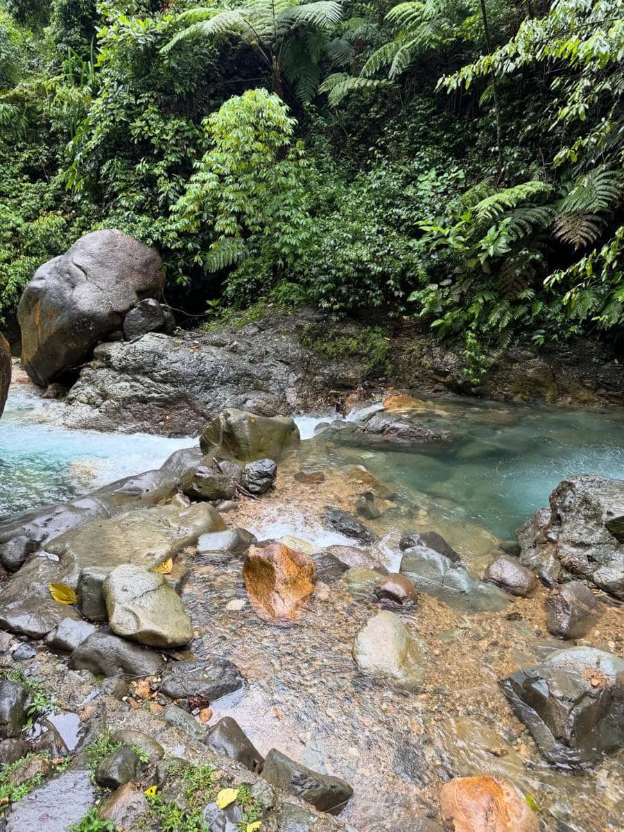 Jovita Karen ke Curug Cibaliung bareng sahabat.
