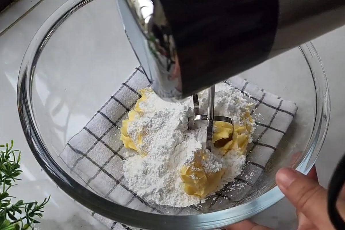 ilustrasi membuat adonan danish butter cookies