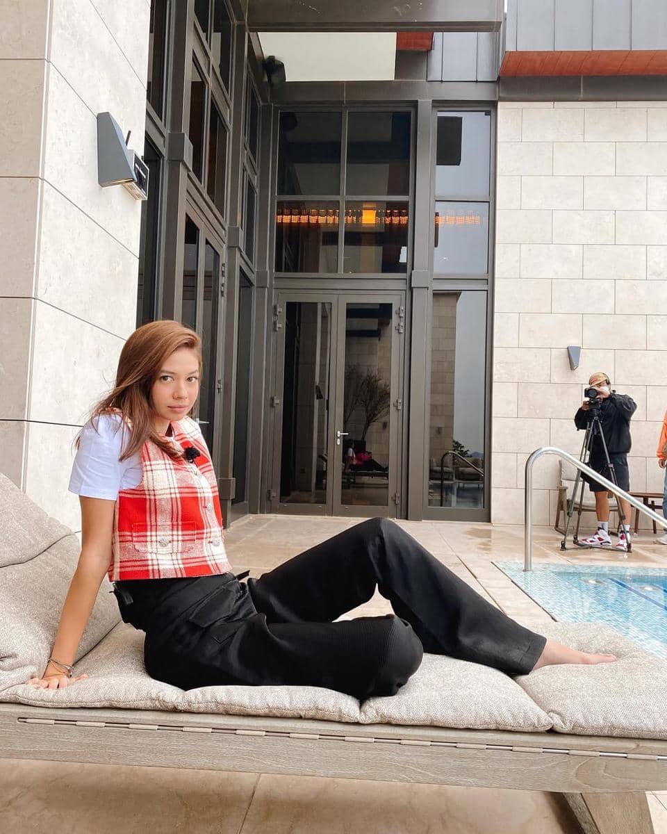 ide OOTD smart casual buat ngantor ala Yuki Kato