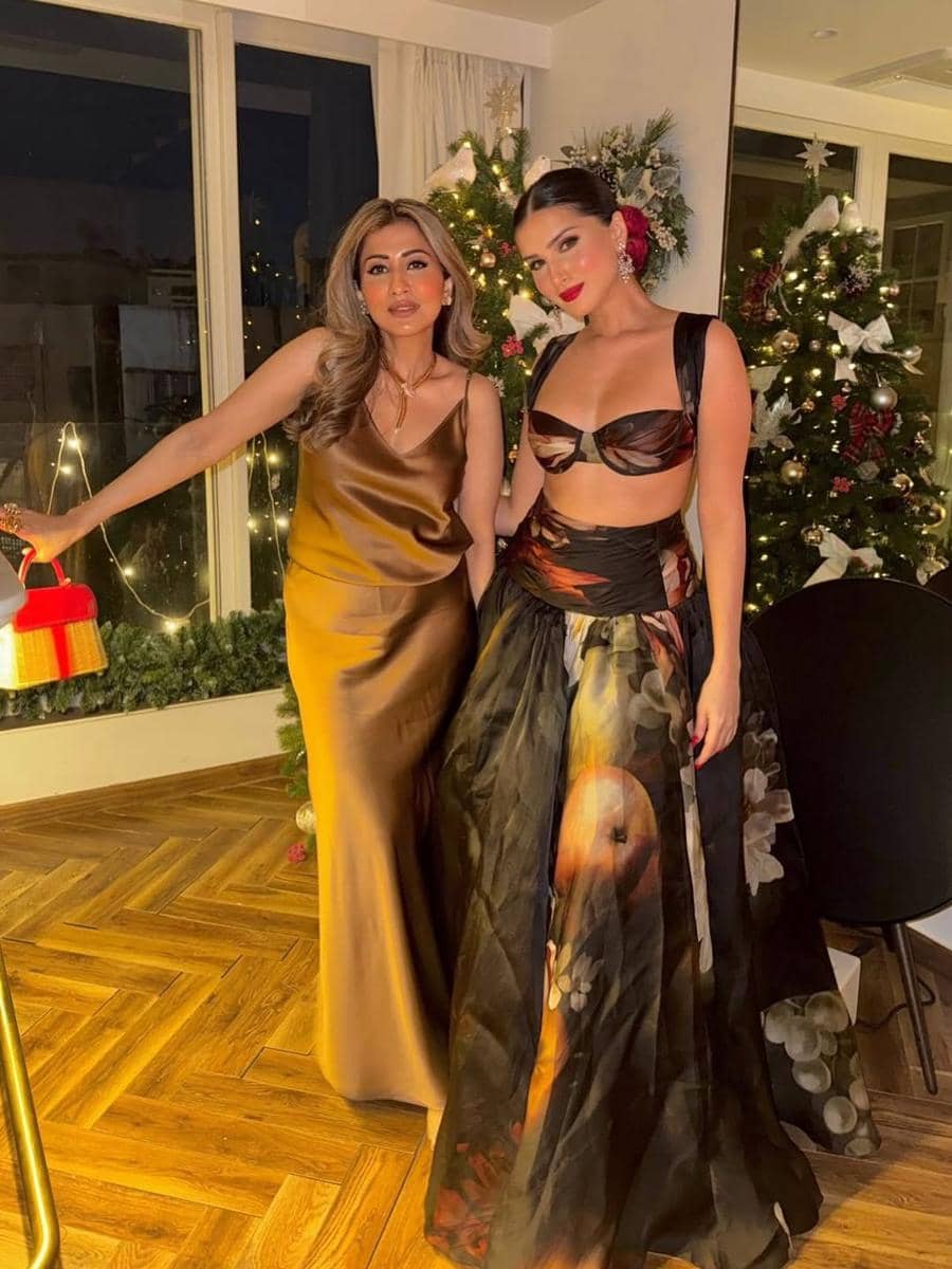 Tara Sutaria dan sahabat