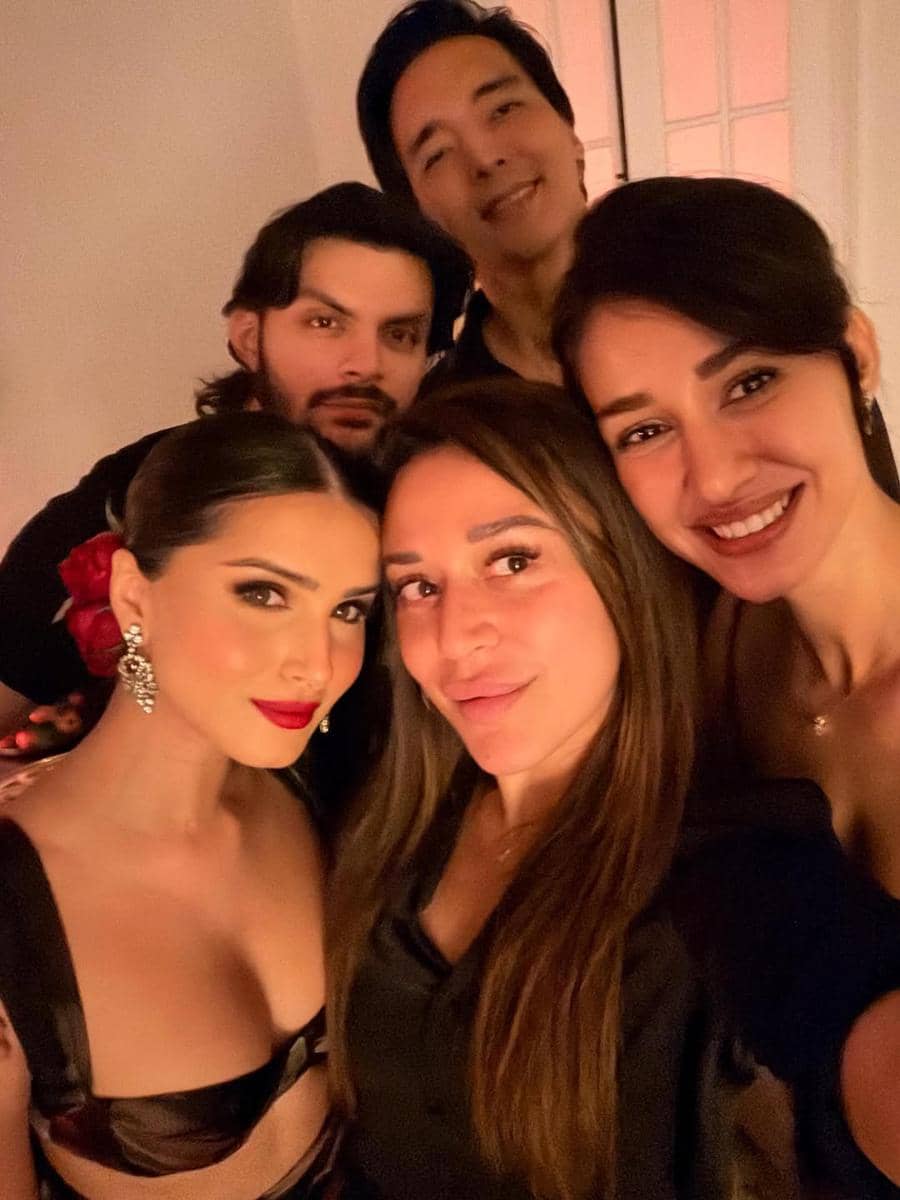 Tara Sutaria dan sahabat