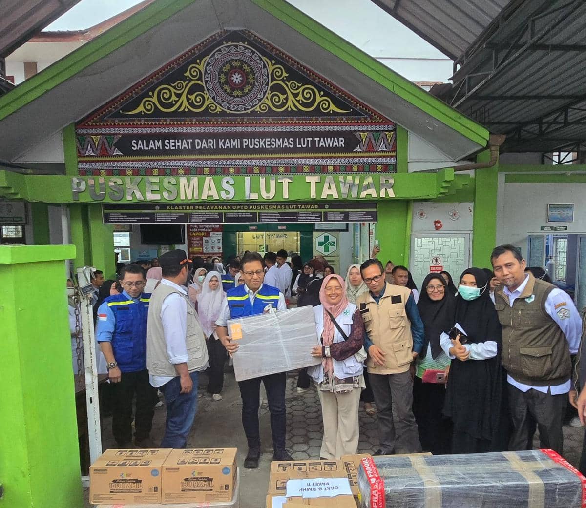 Noviarni bersama Menkes Budi Gunadi Sadikin. (IDN Times/Uni Lubis)