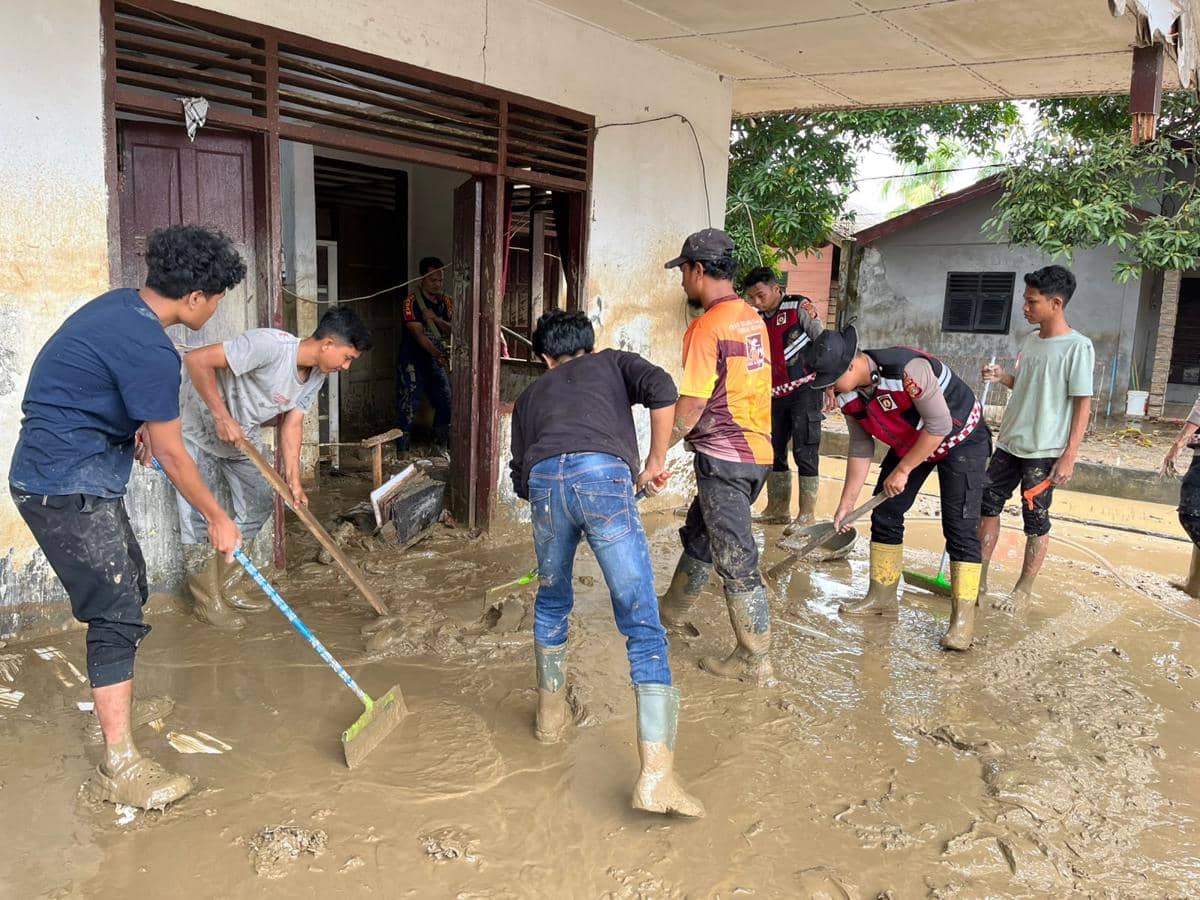 Potret Polda Aceh Terjunkan Tim Bersihkan Lumpur di Masjid hingga Puskesmas