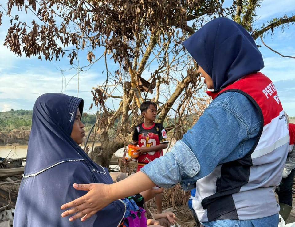 dr. Haryati, salah satu tim medis relawan Pertamina Peduli sedang memeriksa ibu hamil di Kampung Sunting, Aceh Tamiang. Kampung Sunting terdampak bencana cukup berat, menyebabkan akses kesehatan terbatas bagi warga.