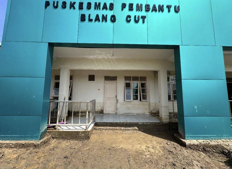 Potret Polda Aceh Terjunkan Tim Bersihkan Lumpur di Masjid hingga Puskesmas