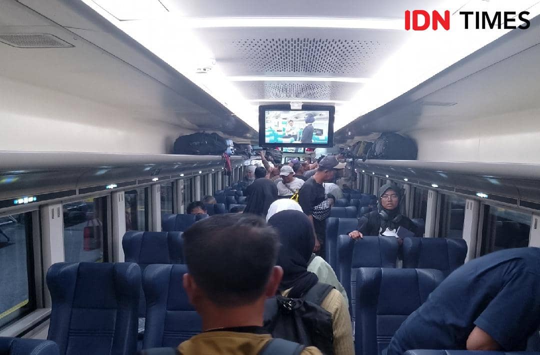 Beberapa penumpang kereta api dari stasiun Purwokerto yang mulai memanfaat diskon untuk melakukan perjalanan ke Jakarta, Minggu (21/12/2025).(IDN Times/Cokie Sutrisno)