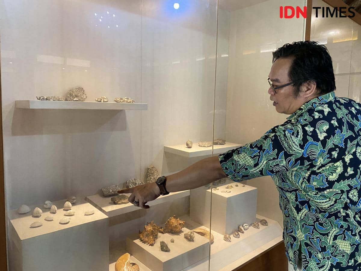 Potret Bernardi S. Dangin menunjukkan koleksi Museum Purabaya, Desa Wisata Gunungsari, Madiun, Minggu (14/12/2025)
