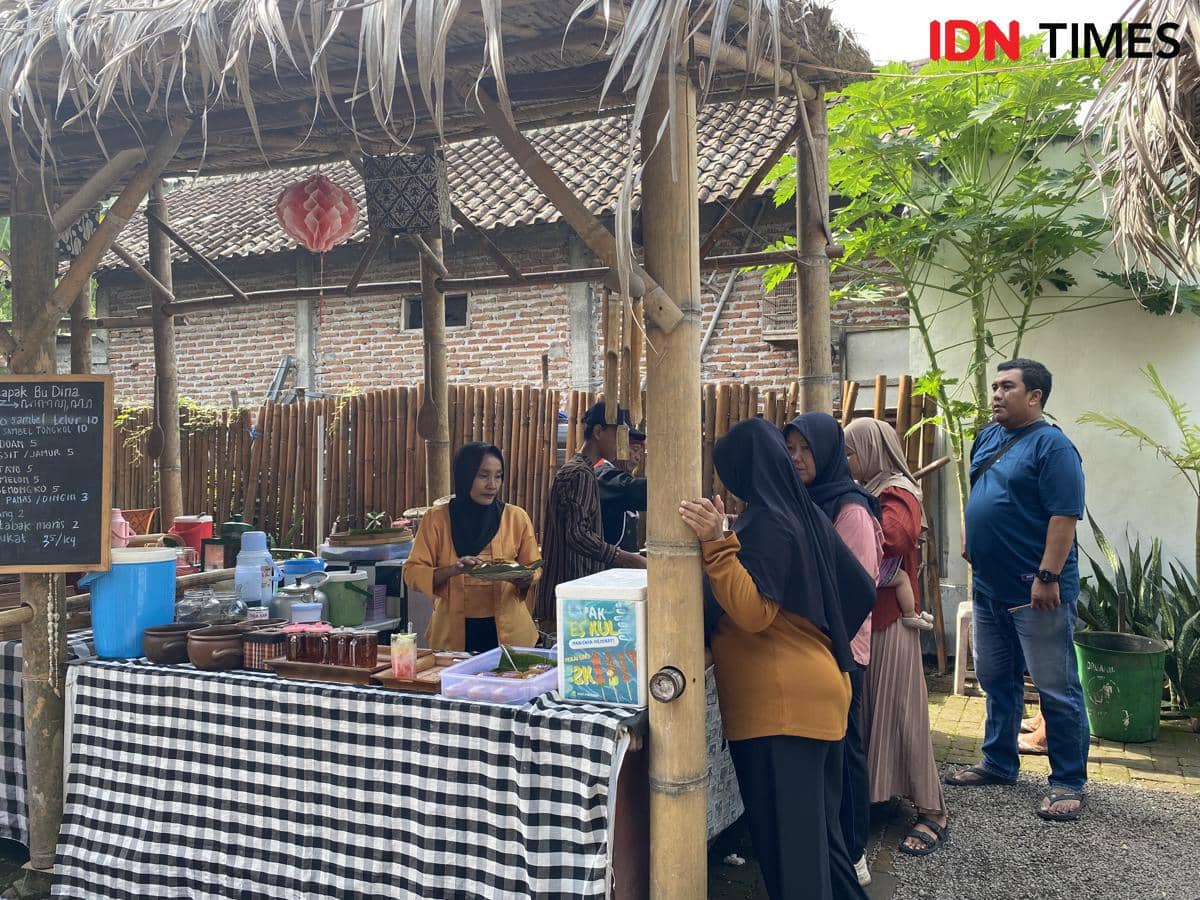 Potret interaksi penjual dan pembeli di Pasar Pundensari, Desa Wisata Gunungsari, Madiun 