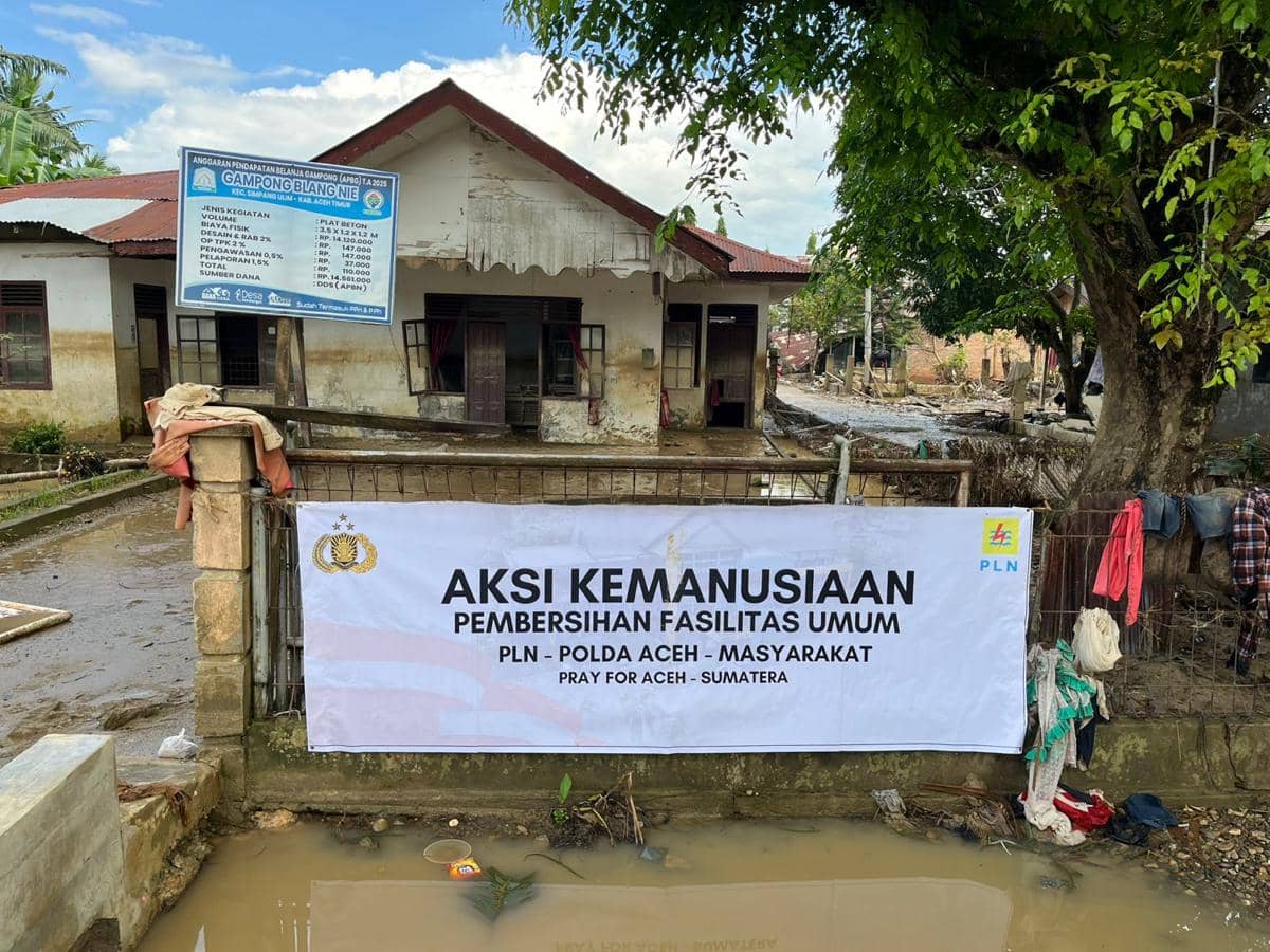 Potret Polda Aceh Terjunkan Tim Bersihkan Lumpur di Masjid hingga Puskesmas