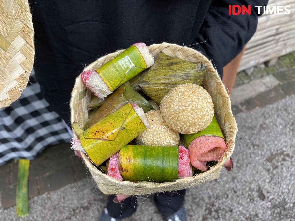 Potret besek untuk membungkus makanan di Pasar Pundensari, Desa Wisata Gunungsari, Madiun