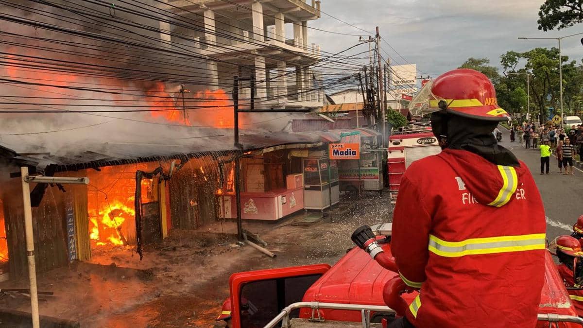 Tim Damkar Padang melakukan pemadaman di lokasi yang terbakar (Foto: Dok Damkar Padang)