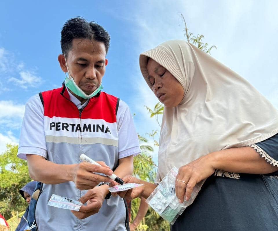 Relawan Pertamina Peduli saat membantu warga Kampung Sunting di Aceh Tamiang (dok.Pertamina)